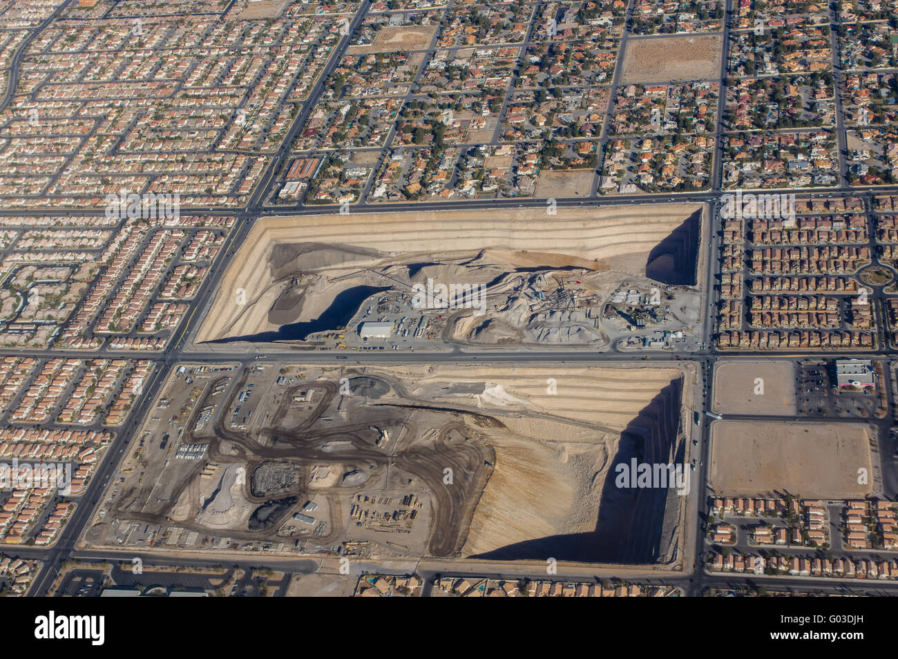 Vista aerea di pozzi Costruzione di carico della molla del Monte Fossa di ghiaia. Las Vegas, Nevada Foto Stock