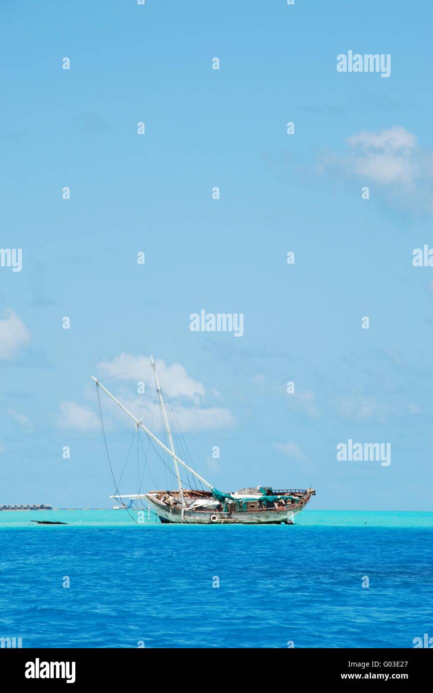 Bellissima foto di un semi-sommersa e arrugginita naufragio Foto Stock