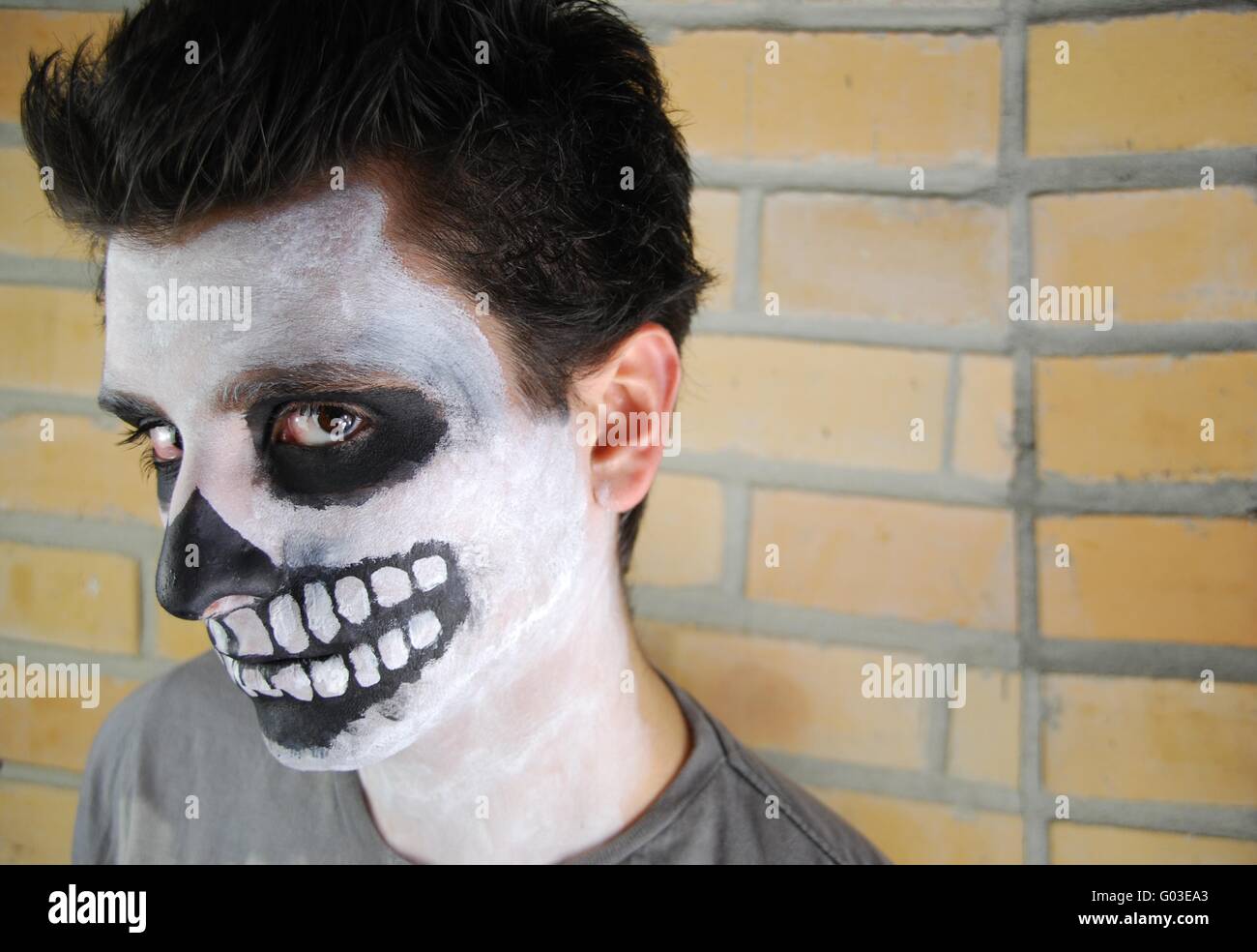 Ritratto di uno scheletro creepy guy perfetto per carnevale (muro di mattoni di background) Foto Stock