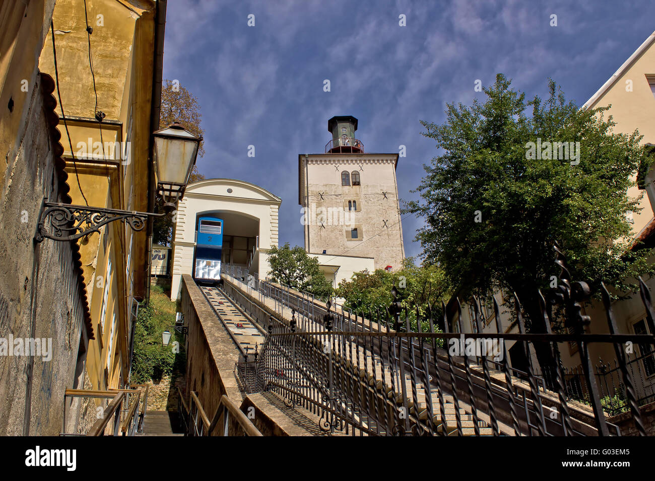 Cavo di sollevamento auto a Zagabria - modo di città alta Foto Stock