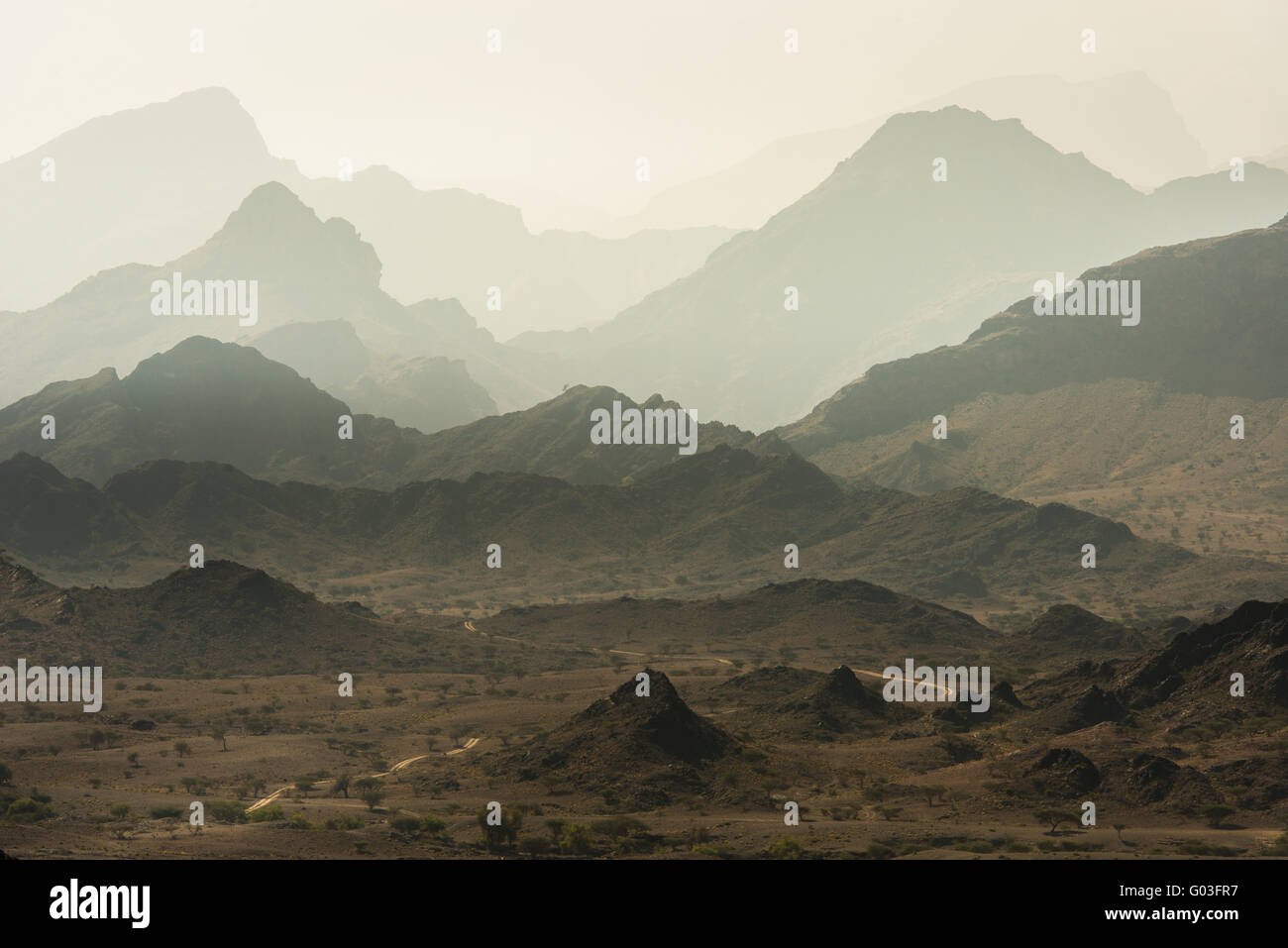 Strada remota in montagne Hajar, Oman. Foto Stock