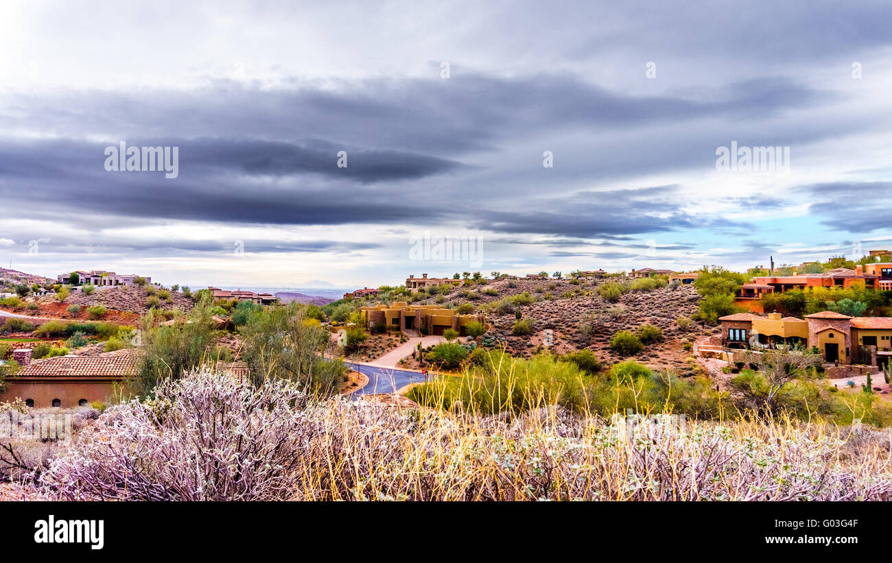 Suburbia nel deserto nei sobborghi della città Fontana sulle colline vicino a Phoenix in Arizona Foto Stock