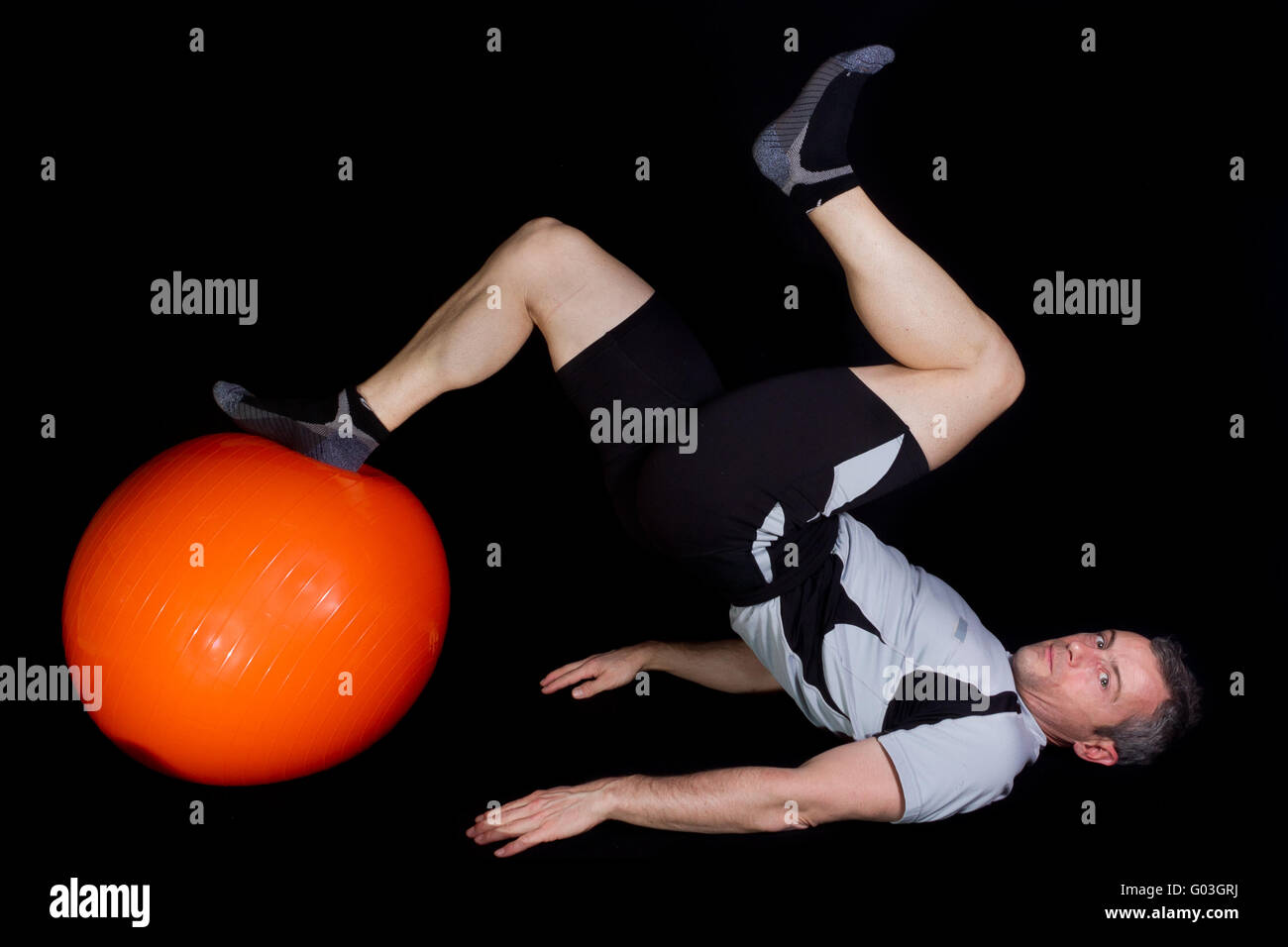 Fitnesstraining con un gymball Foto Stock