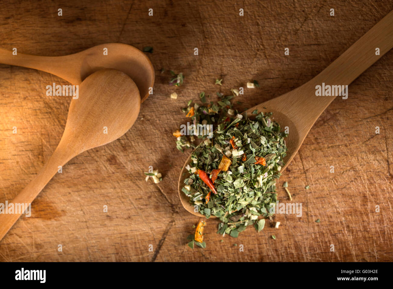 Il cucchiaio di legno con spezie italiane - origano essiccato con timo, basilico e verdure Foto Stock