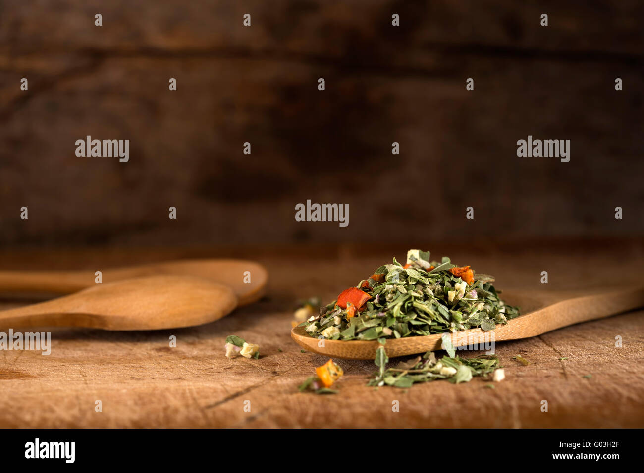 Il cucchiaio di legno con spezie italiane - origano essiccato con timo, basilico e verdure Foto Stock