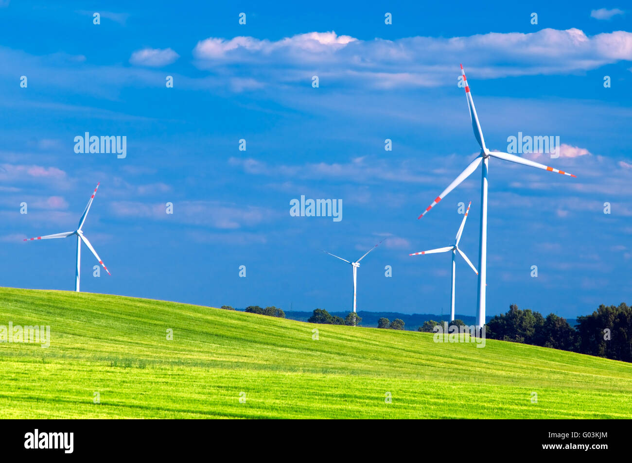 Le turbine eoliche paesaggio. Ambiente gentile fonte di energia Foto Stock
