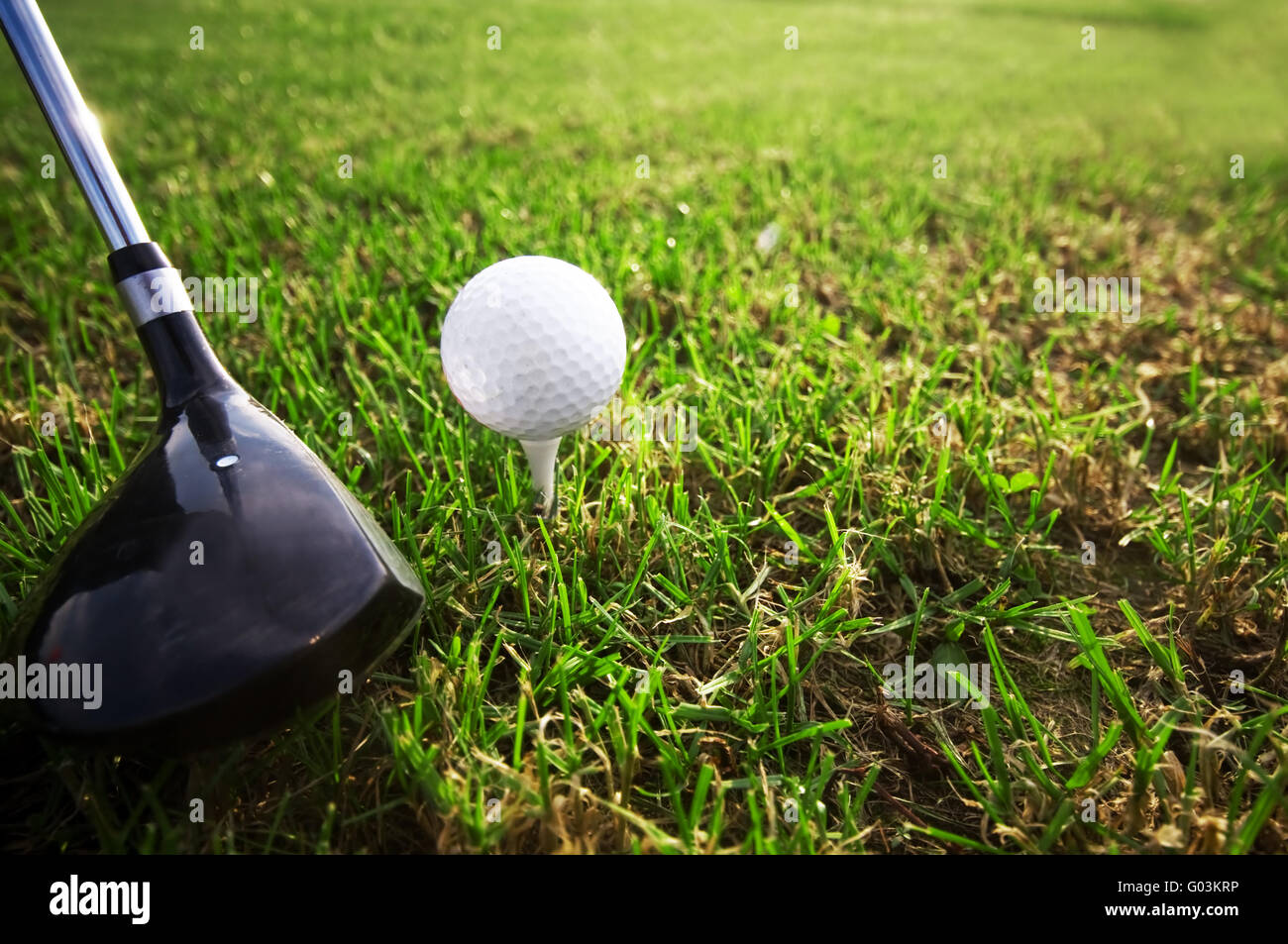 Giocare a golf. Golf club e la sfera. La preparazione di tiro Foto Stock