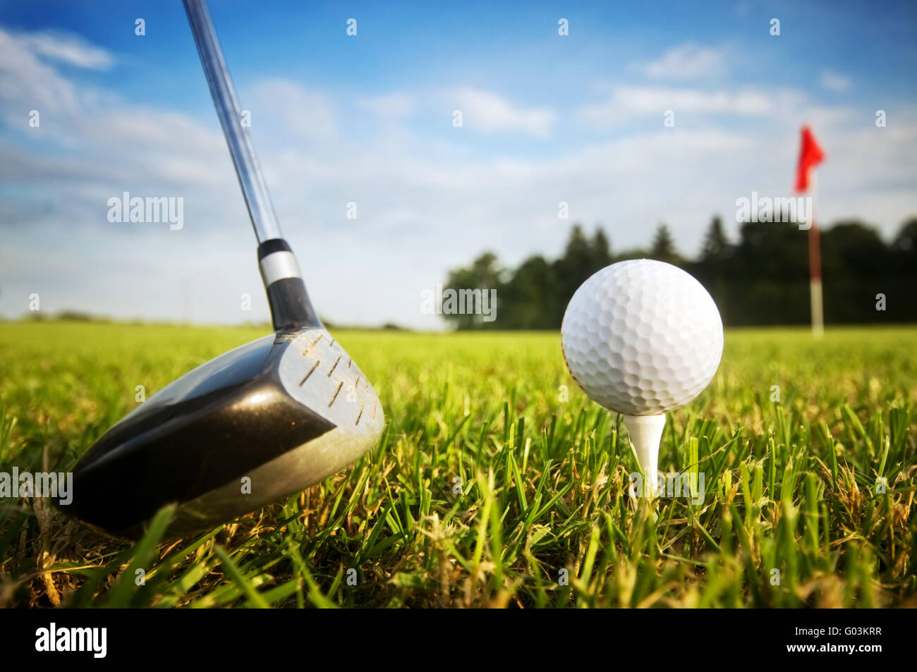 Giocare a golf. Golf club e la sfera. La preparazione di tiro Foto Stock