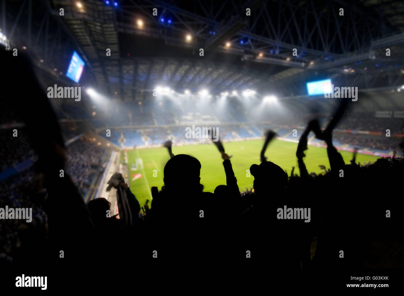 Sagome dei tifosi di celebrare un obiettivo sul campo di calcio / partita di calcio Foto Stock