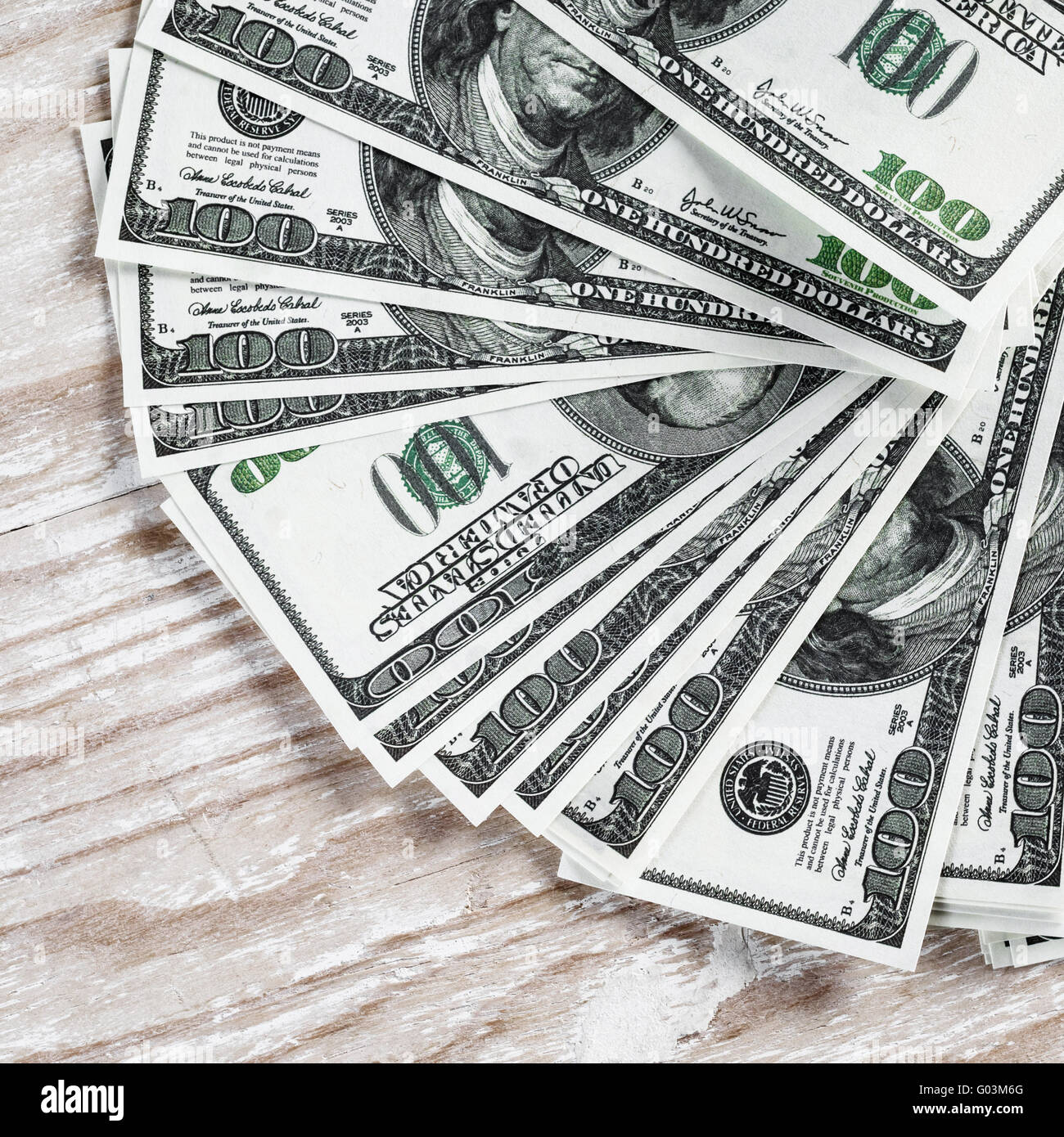 Cumulo di banconote da cento dollari. Denaro falso. Il concetto di business. Foto Stock