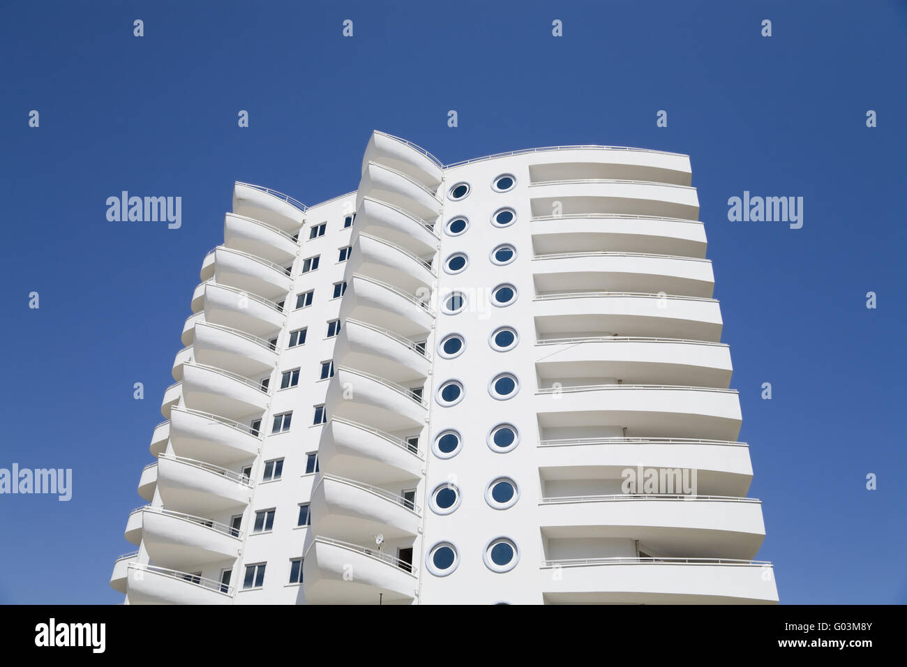 Bianco edificio residenziale contro il cielo blu Foto Stock
