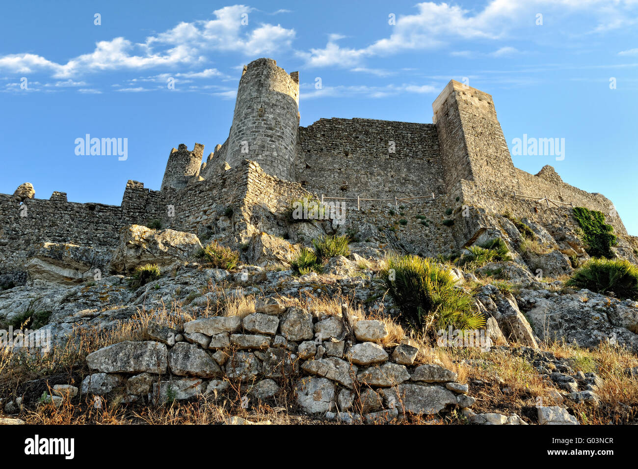 Vista inferiore al vecchio castello e le montagne. Alcala de Xivert in Spagna. Foto Stock