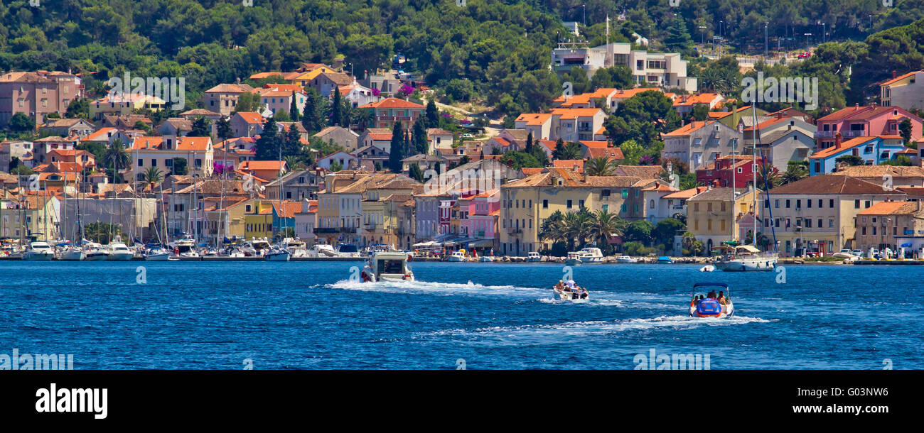 Mali Losinj, Croazia, 05.07.2011. - Adriatic coastal town di Mali Losinj waterfront e il porto Foto Stock