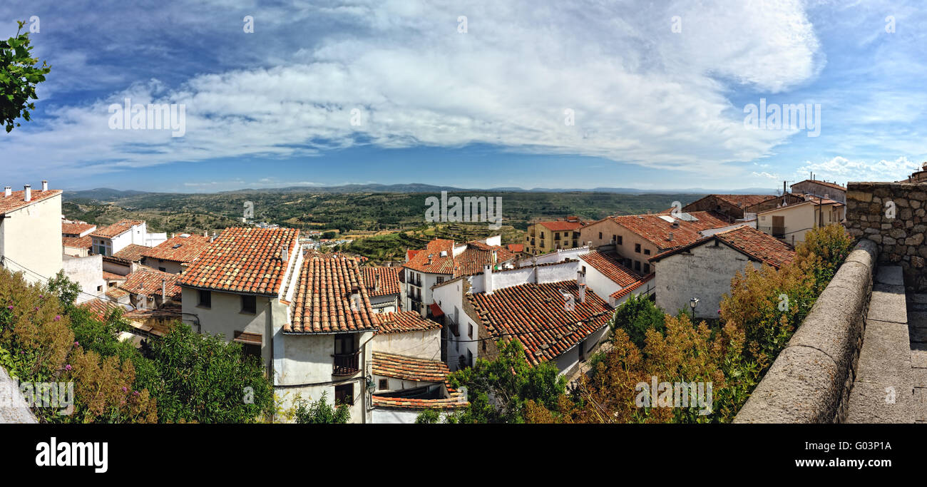 Piccola cittadina spagnola con vista montagna. Morella in span. Panorama. Foto Stock