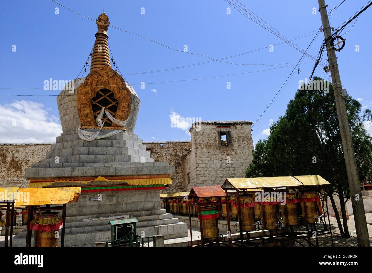 Stupa e ruote della preghiera al Monastero di Sera a Lhasa Foto Stock
