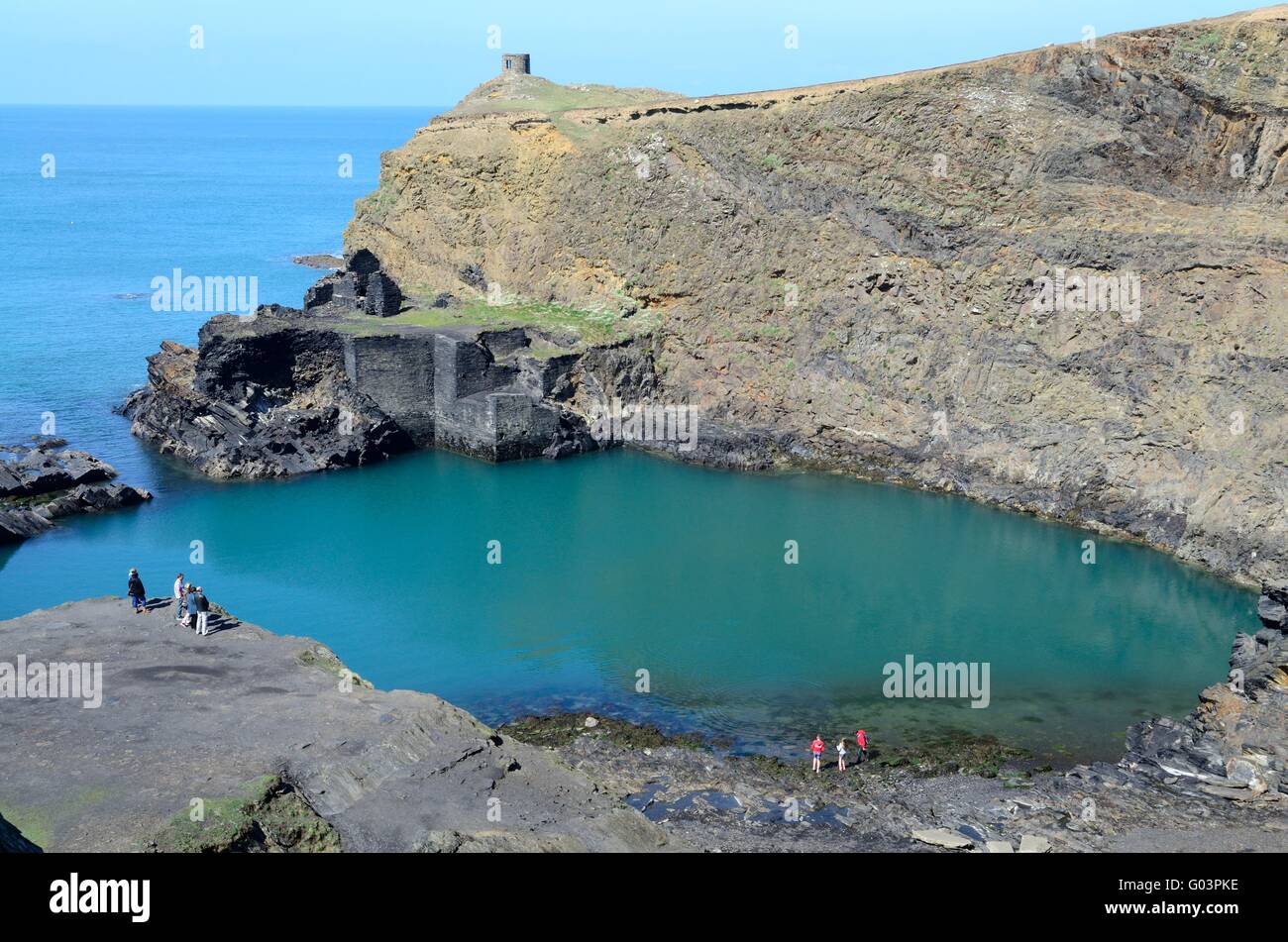 Le persone in piedi accanto alla laguna blu Abereiddy Pembrokeshire Wales Foto Stock