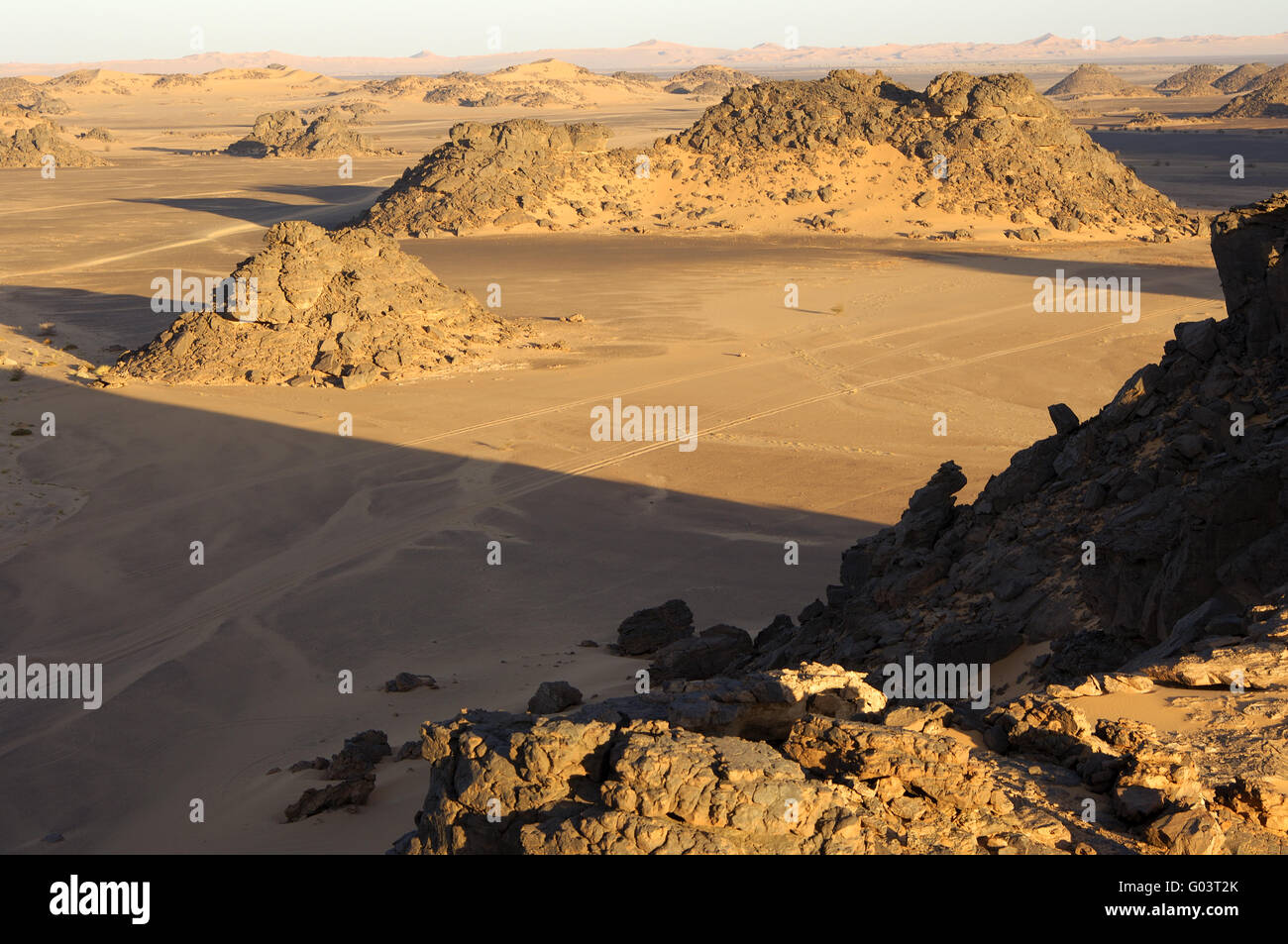 Desertscape con roccia erosa hills, il deserto del Sahara Foto Stock