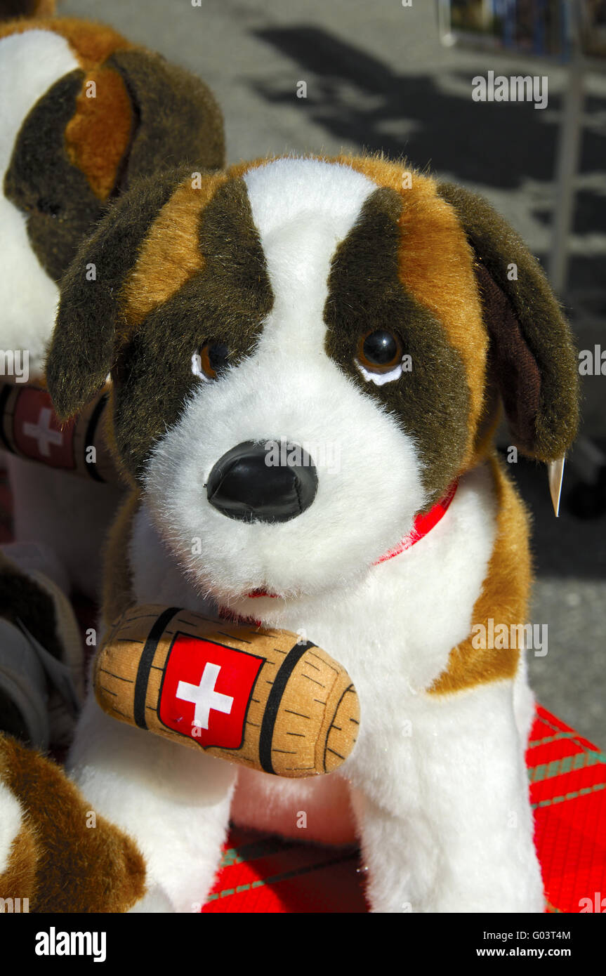 San Bernardo cane di peluche con una botte di rum intorno a th Foto Stock