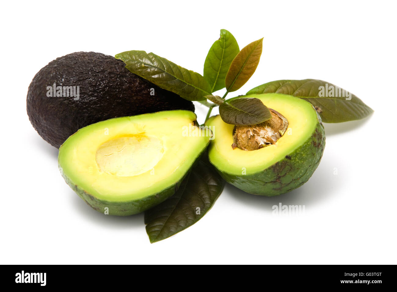 Avocado con foglie su sfondo bianco Foto Stock