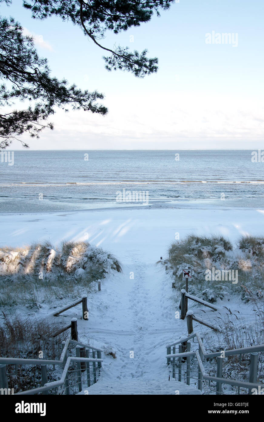 Scale per la spiaggia invernale di Lubmin. Foto Stock