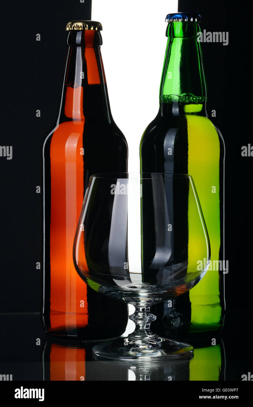 Bottiglie di birra dal colore verde e marrone di vetro, isolata. Foto Stock