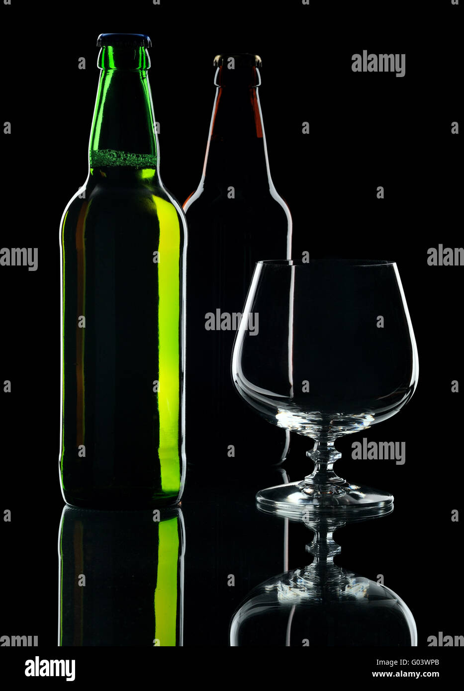 Le bottiglie di birra, isolata su uno sfondo nero Foto Stock