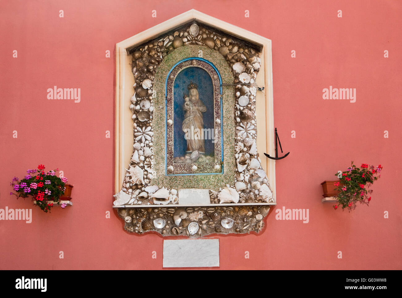 Icona della Madonna con il bambino decorata con mare cockleshells Foto Stock