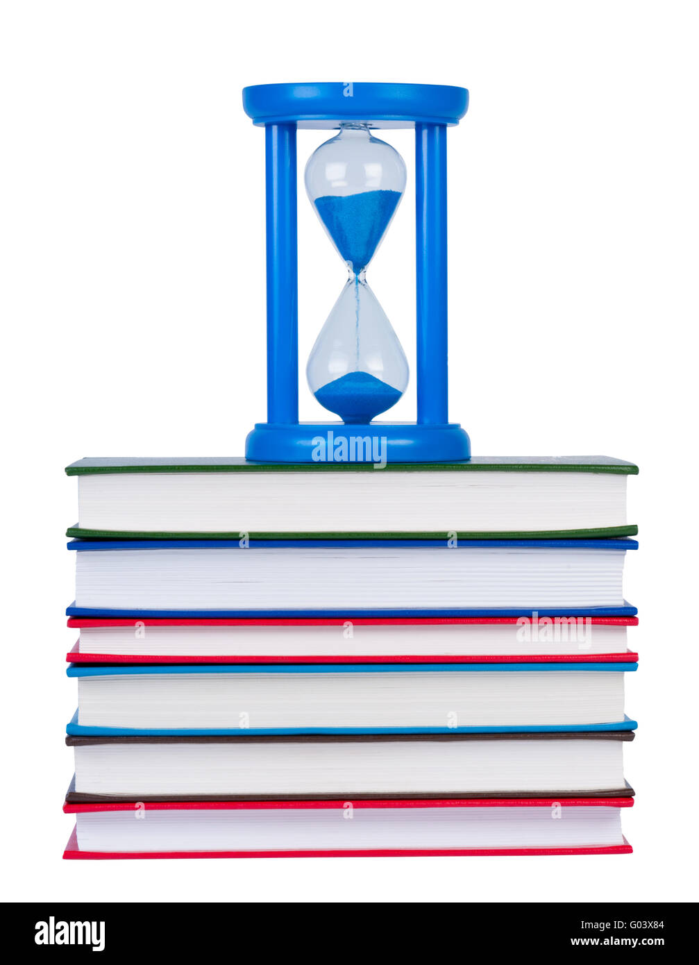 Clessidra sulla pila di libri isolati su sfondo bianco. Foto Stock