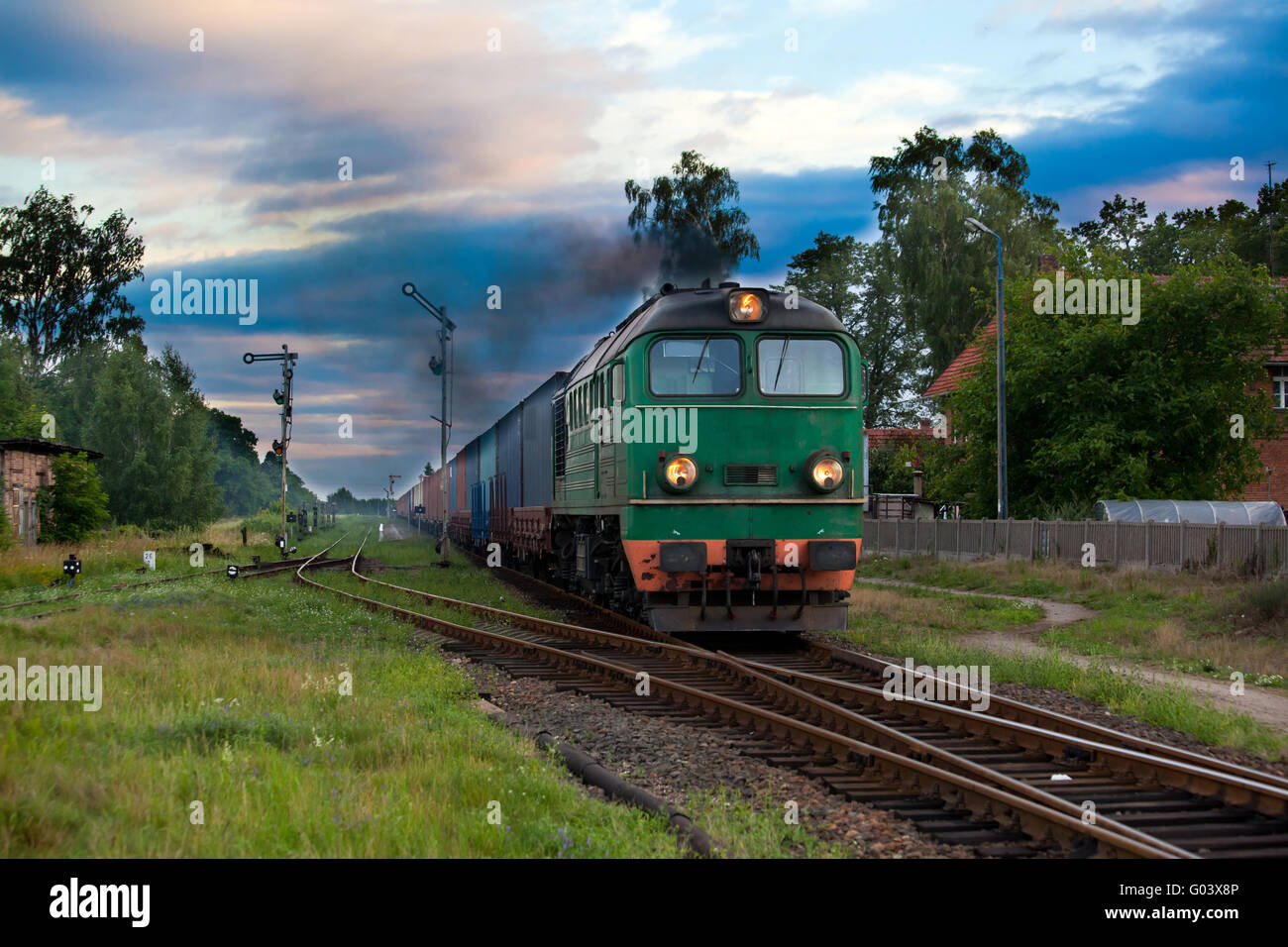 Treno merci trainato dalla locomotiva diesel pass Foto Stock