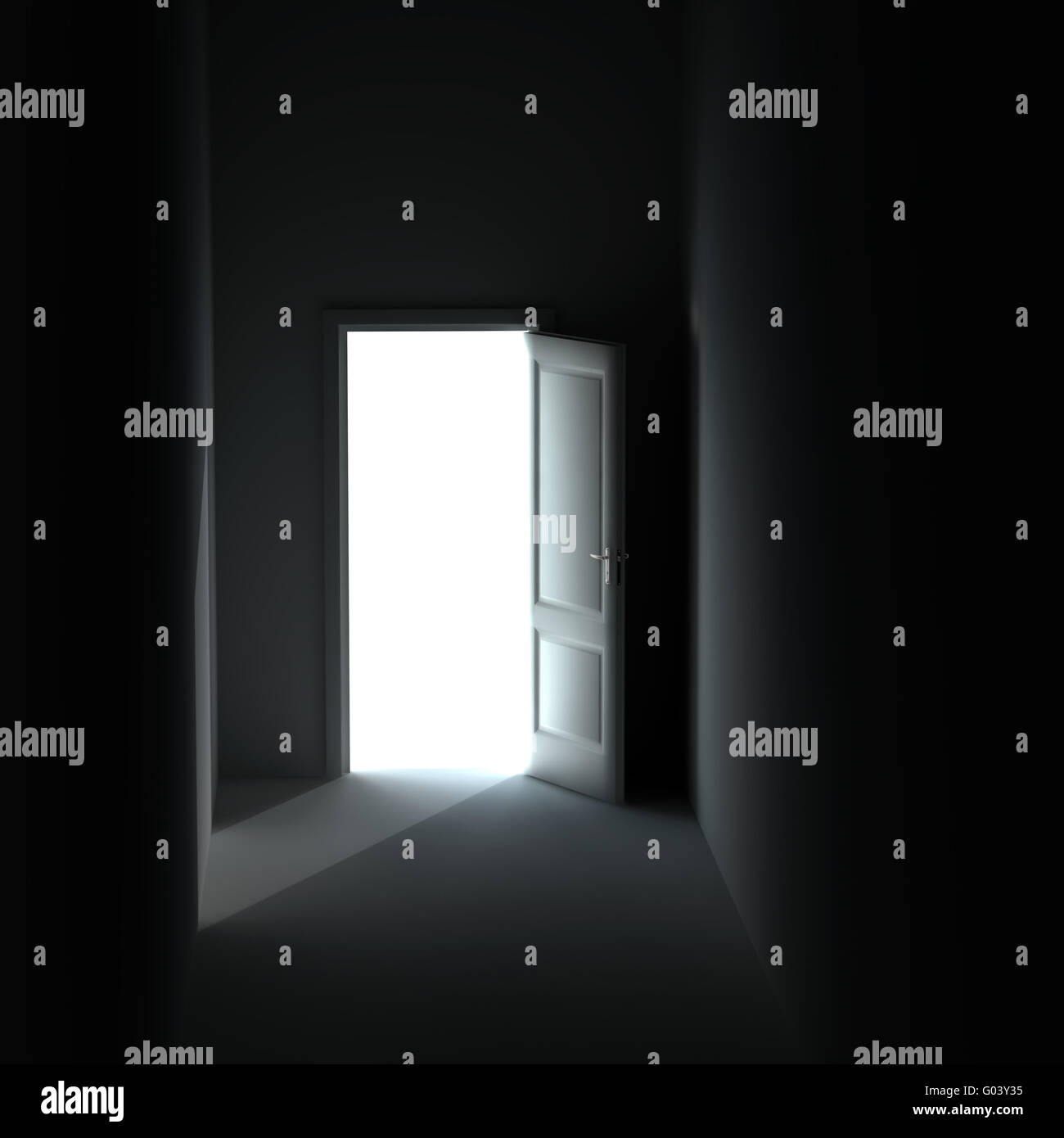 Luce brillante dalla porta non chiusa in una stanza buia Foto Stock