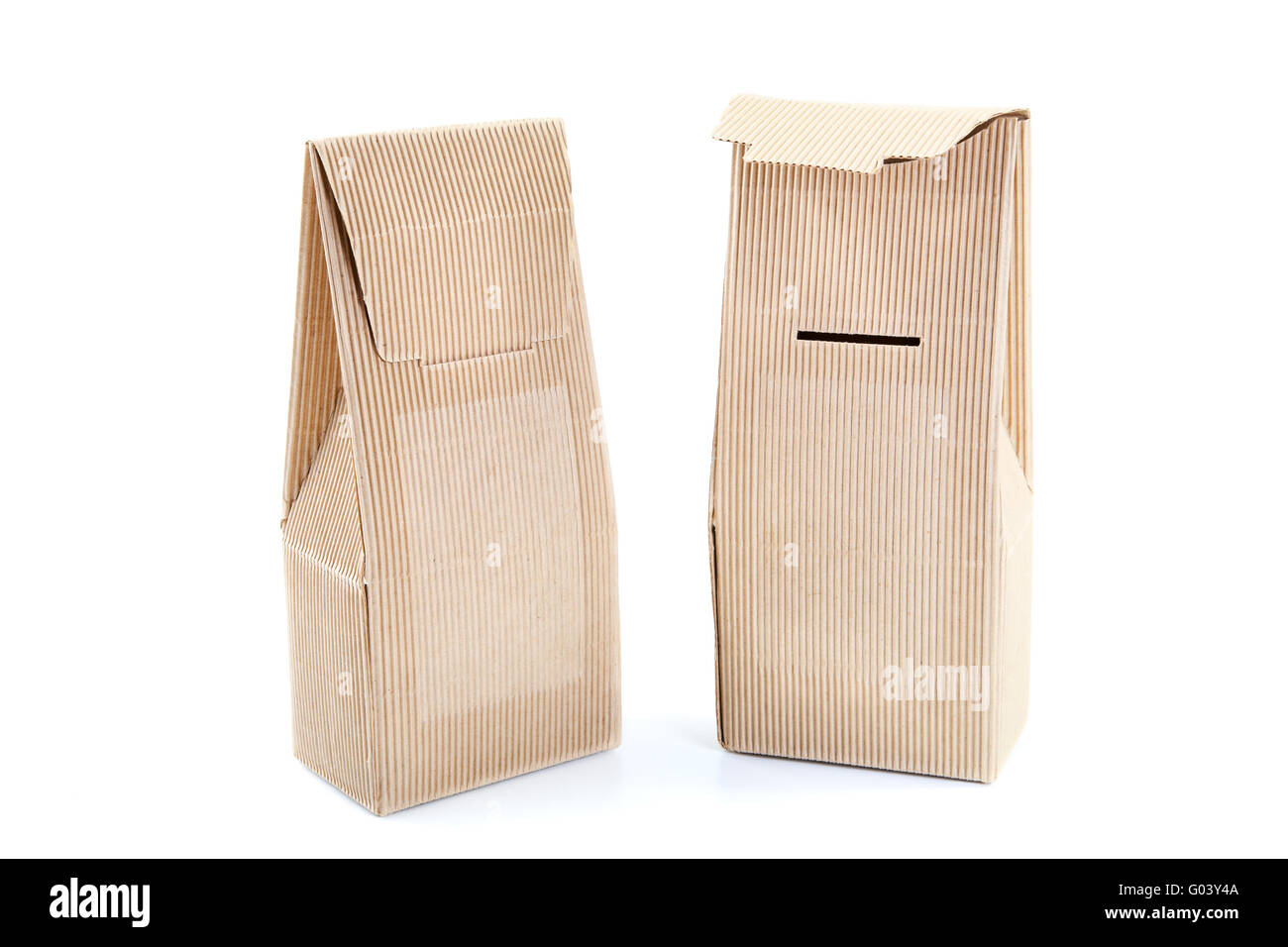 Due scatole di cartone goffered ion uno sfondo bianco Foto Stock