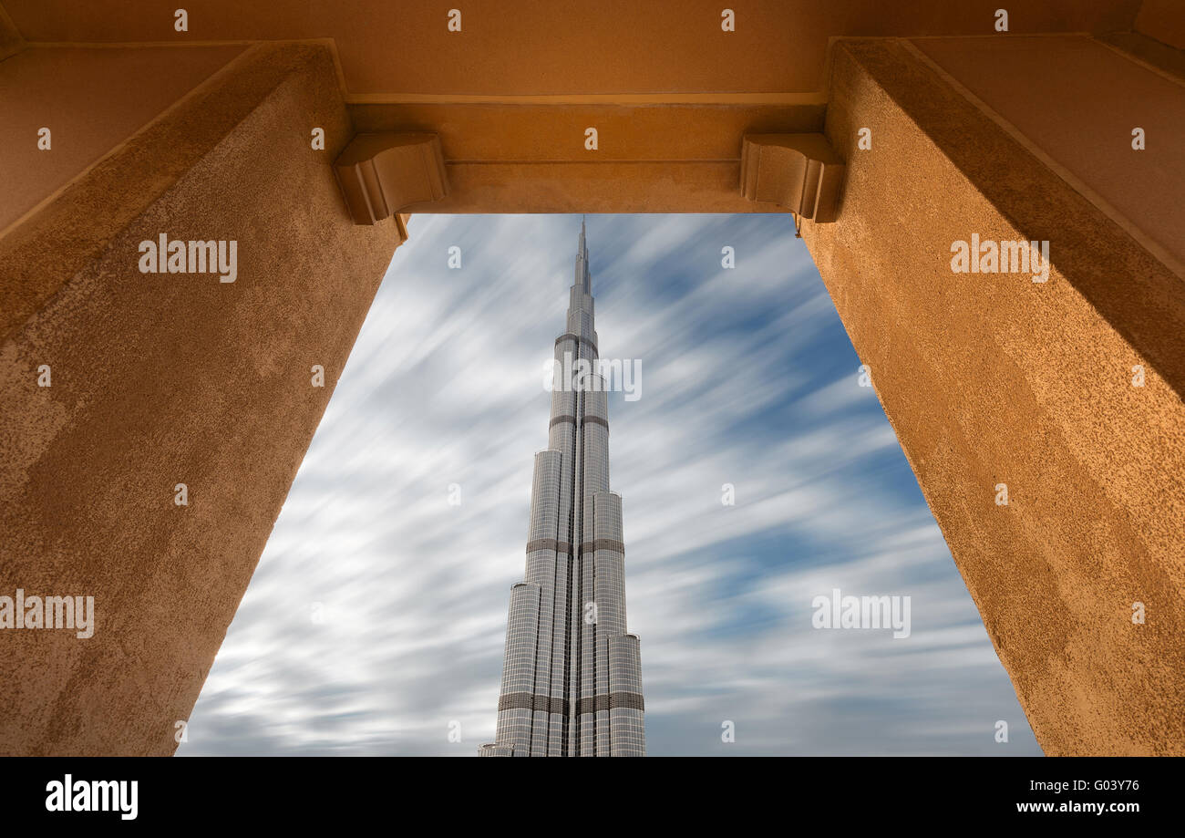 Il Burj Khalifa Naturaly incorniciato Foto Stock