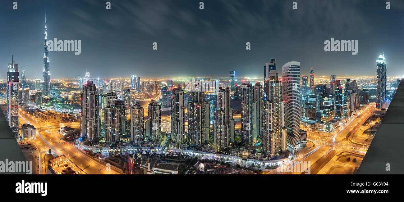 Dubai Downtown panorama notturno dal lato superiore Foto Stock
