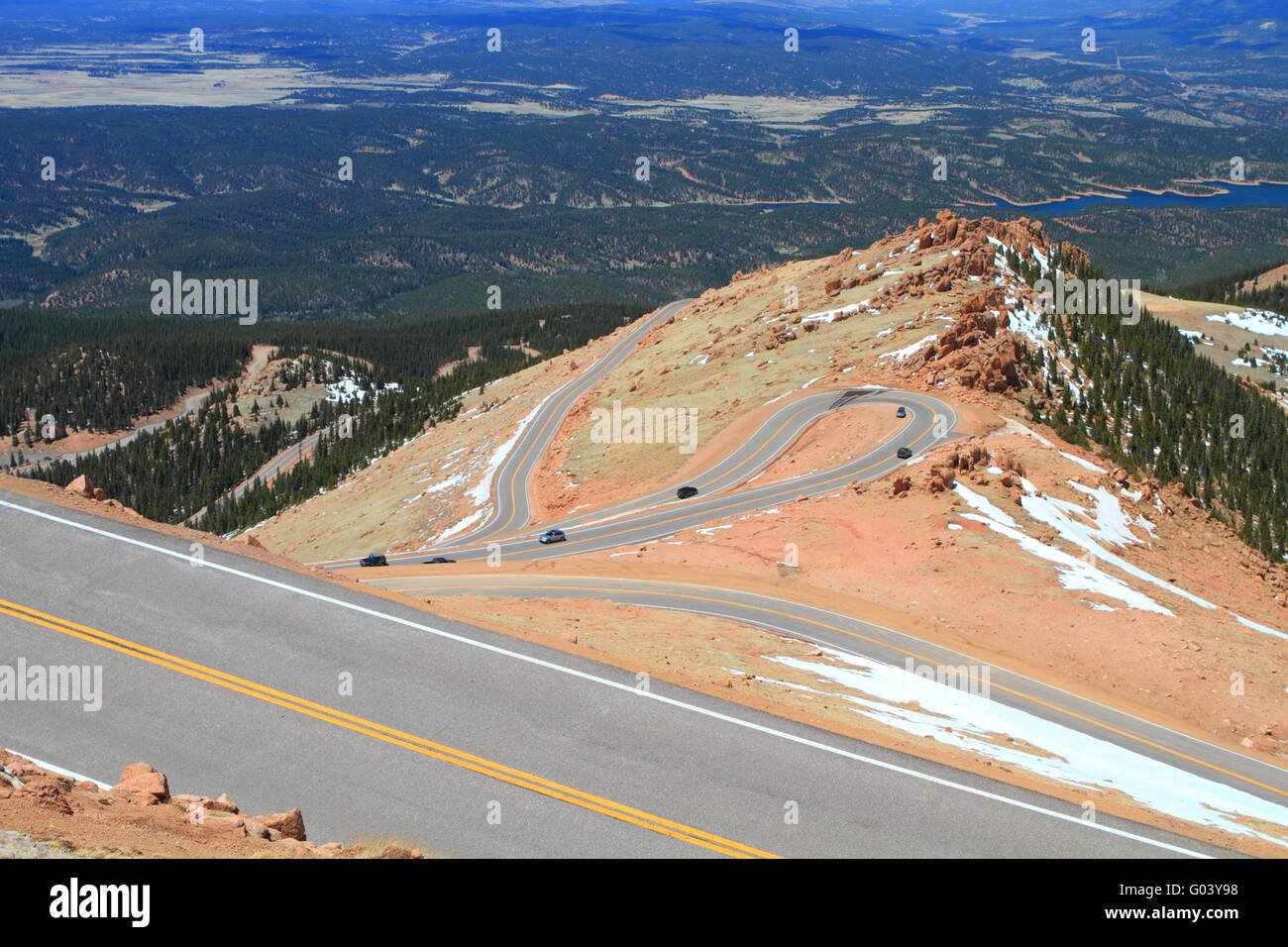 Bella strada a serpentina della liquidazione del Pikes Peak Mountain Foto Stock