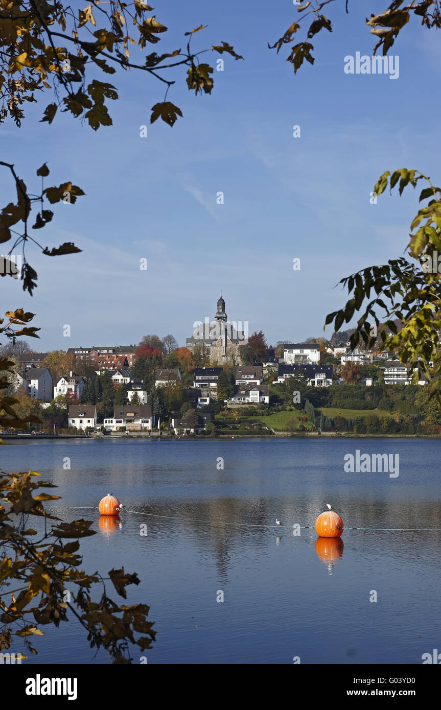 La città di Wetter an der Ruhr dietro il fiume Ru Foto Stock