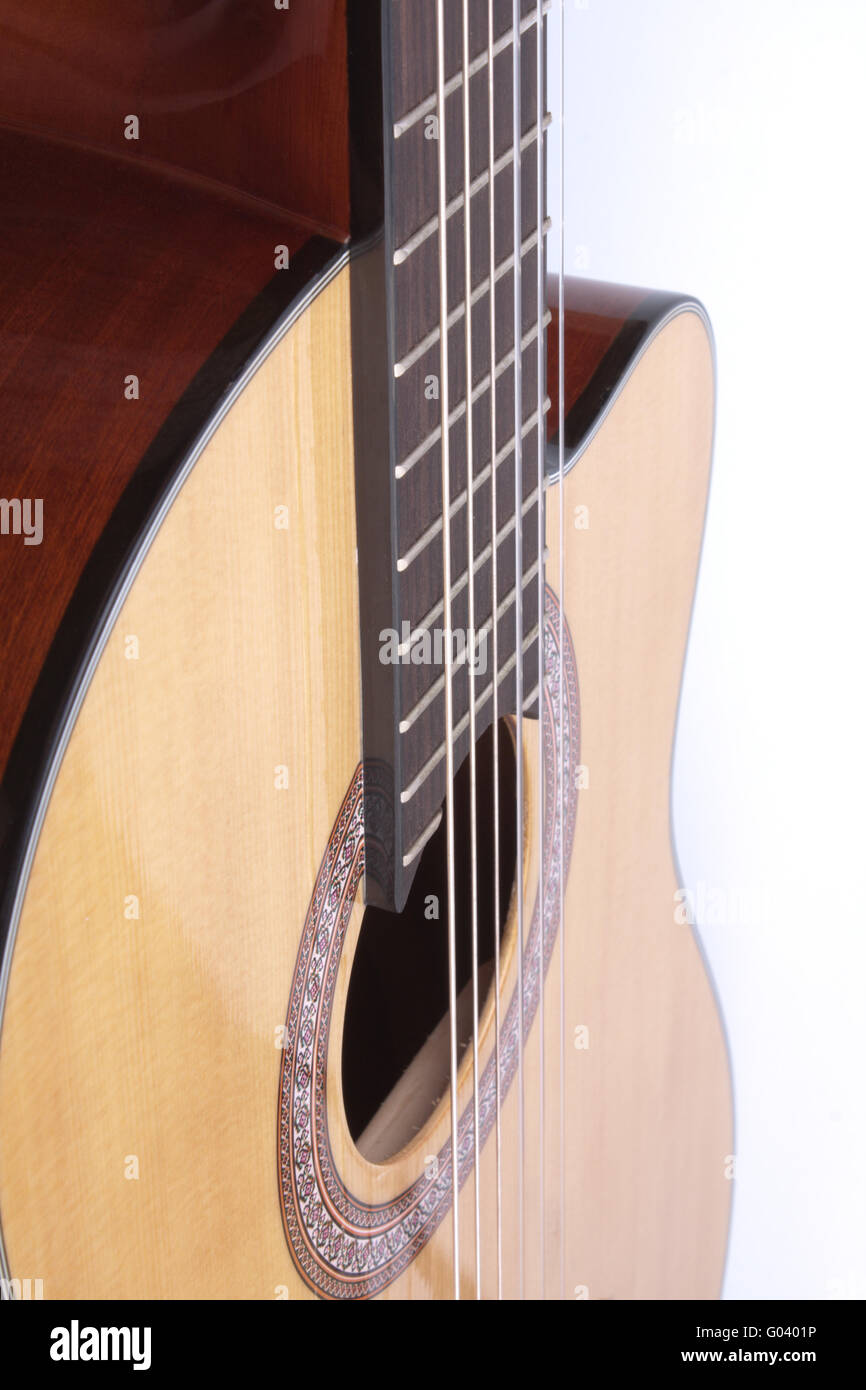 La chitarra classica isolati su sfondo bianco Foto Stock