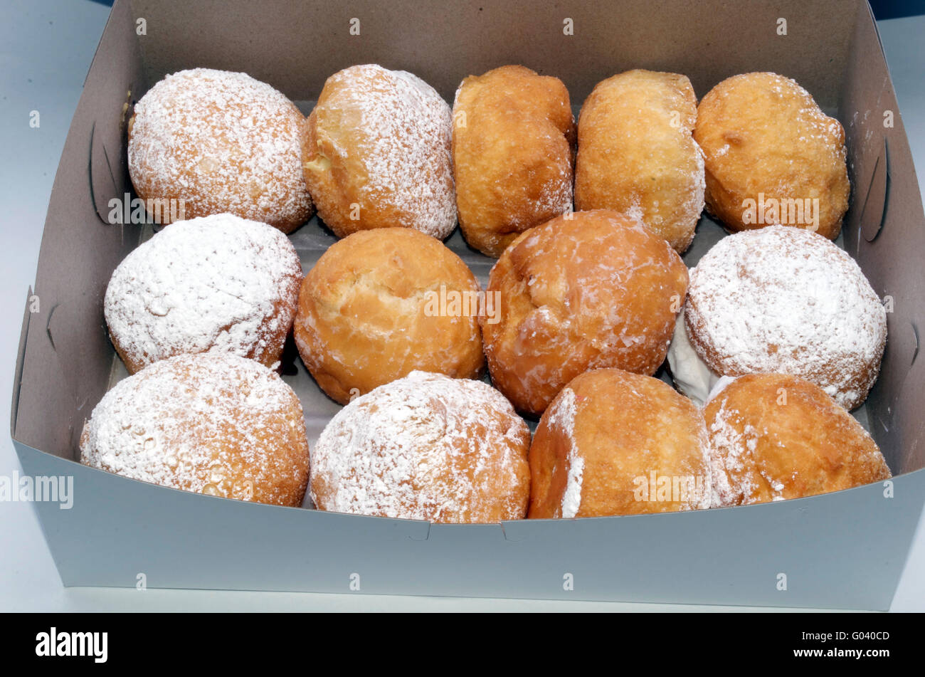 Un panettieri dozzina di ciambelle in una scatola Foto Stock