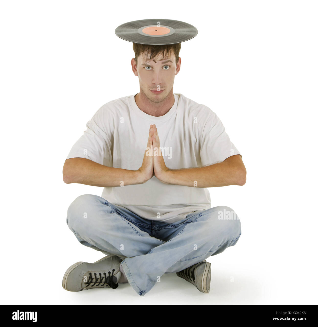 DJ seduto sul pavimento in vinile sulla sua testa Foto Stock
