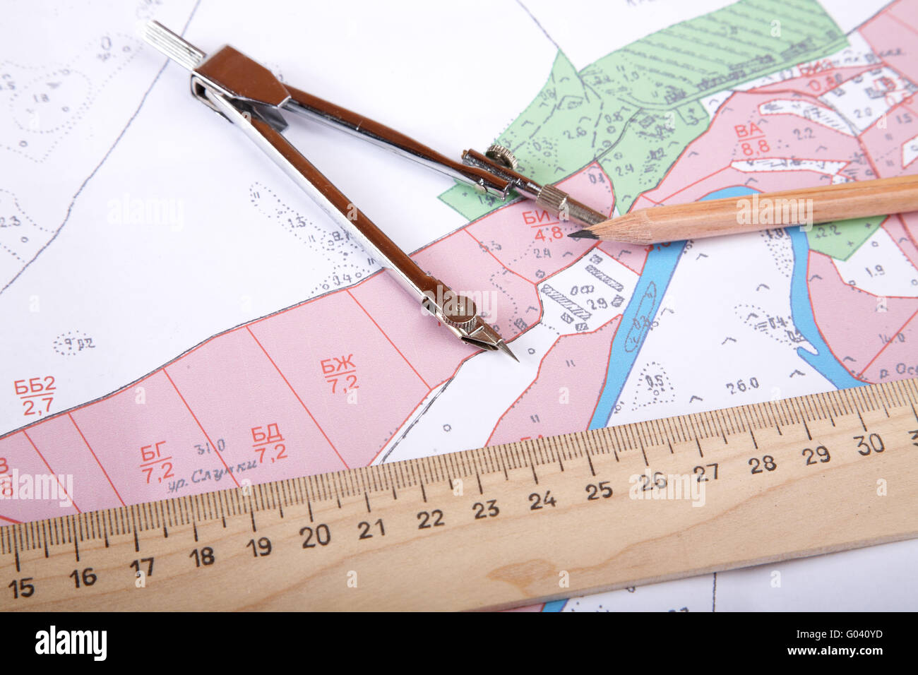 Mappa topografica del distretto con strumento di misura e di una matita Foto Stock