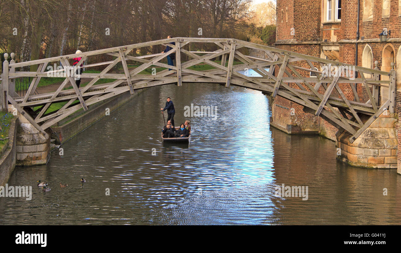 Cambridge Punting presso il ponte di matematici Foto Stock