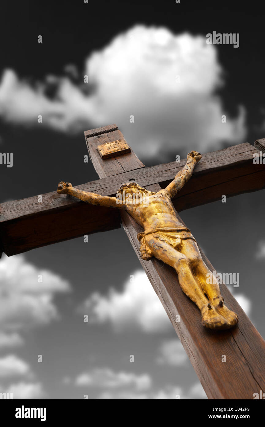 La crocifissione da un albero con Gesù e dorato della figura Foto Stock
