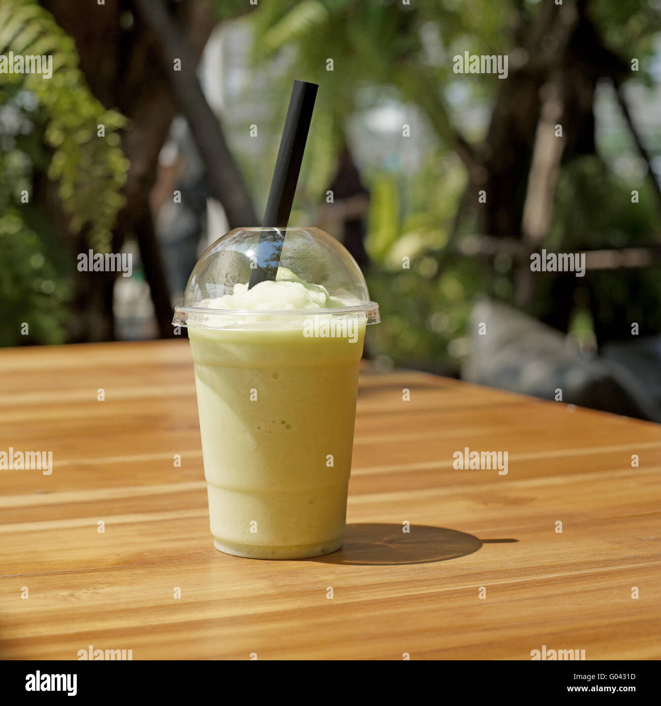 Smoothy melone succo di melone sul tavolo di legno Foto Stock