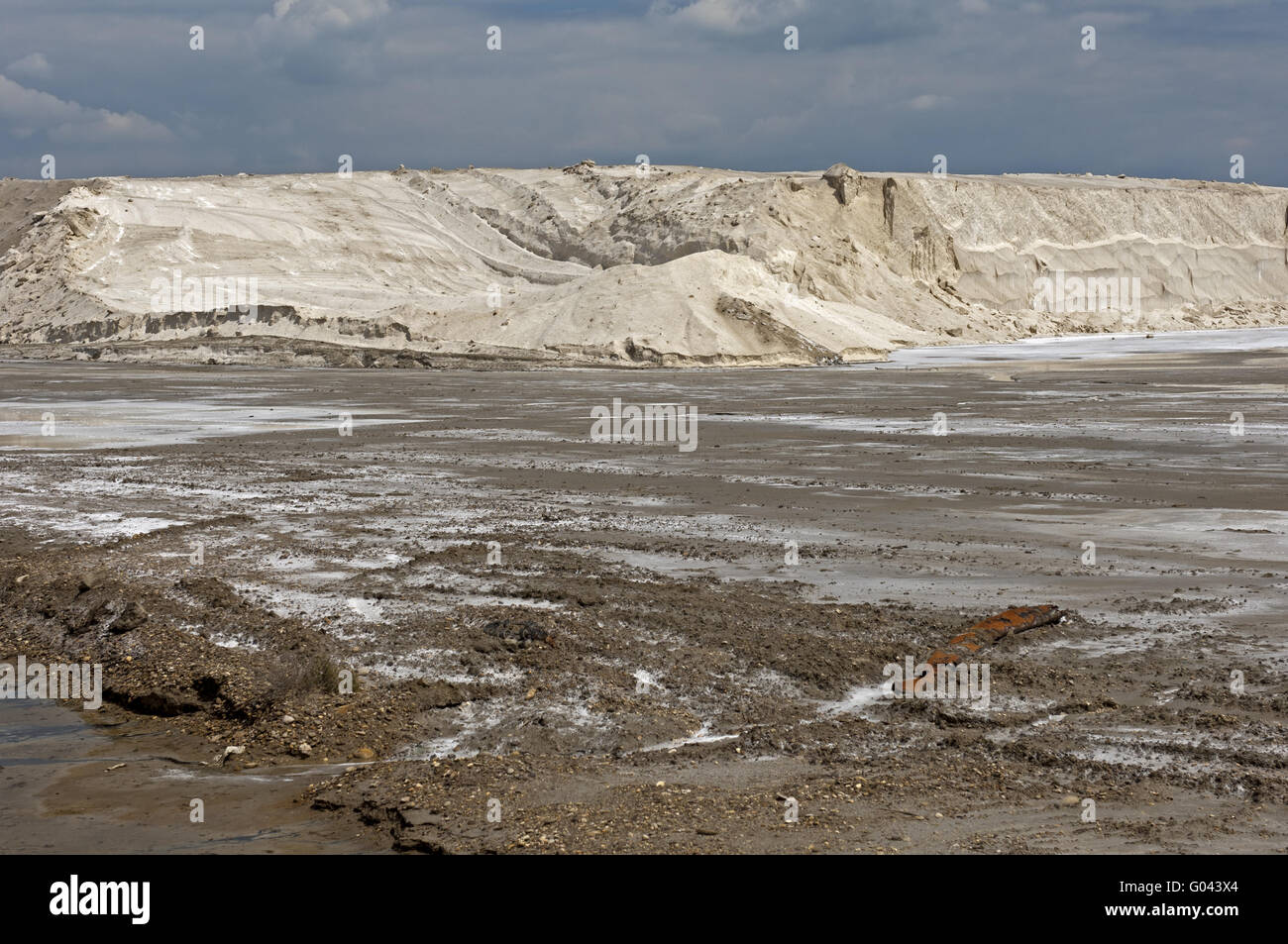 Montagna di sale marino nella soluzione salina Salins du Midi Foto Stock