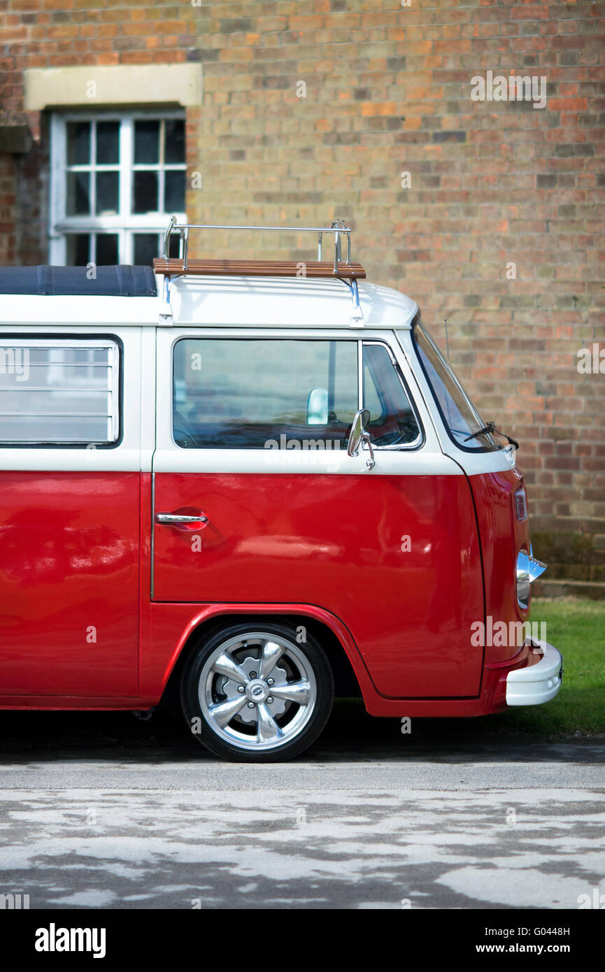 1977 VW camper a Bicester Heritage Centre. Oxfordshire, Inghilterra Foto Stock