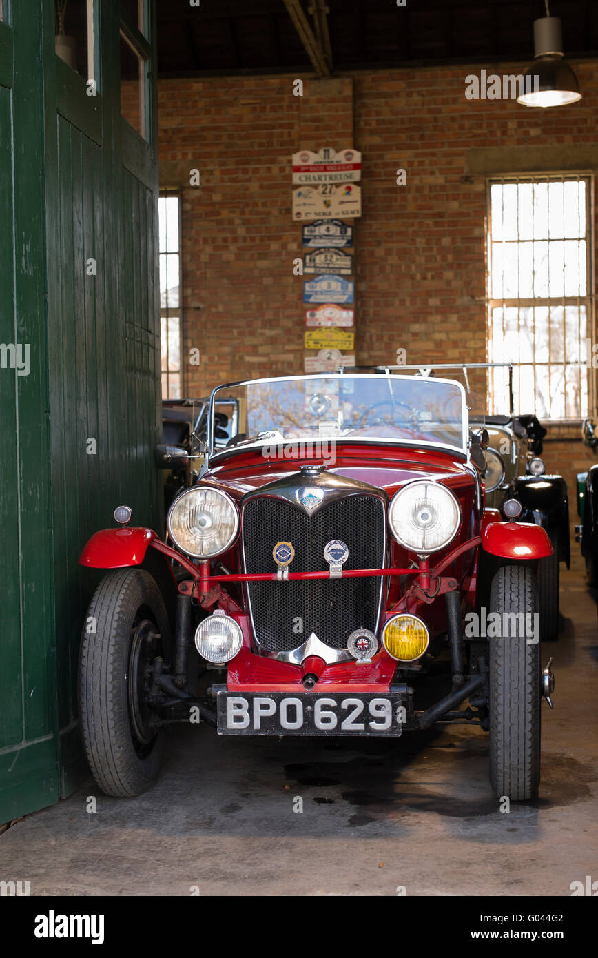 Auto d'epoca, laboratorio di restauro a Bicester Heritage Centre. Oxfordshire, Inghilterra Foto Stock
