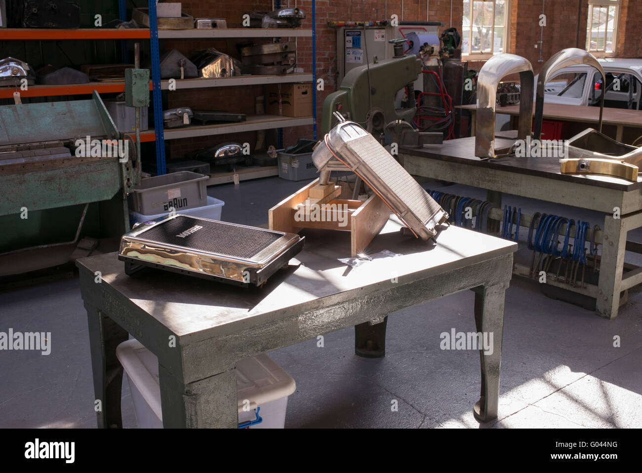 Auto d'epoca, radiatore laboratorio di restauro a Bicester Heritage Centre. Oxfordshire, Inghilterra Foto Stock