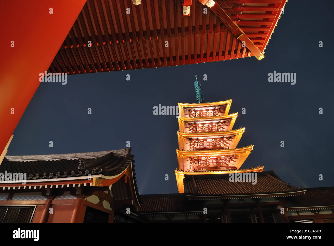 Immagine notturna del famoso Tempio di Asakusa a Tokyo Foto Stock