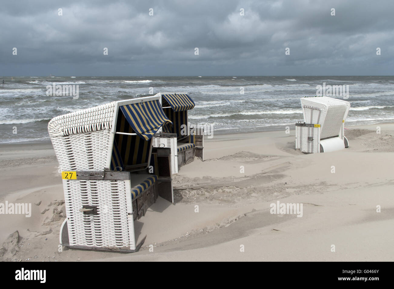 Spiaggia vuota sedie , le tempeste Foto Stock