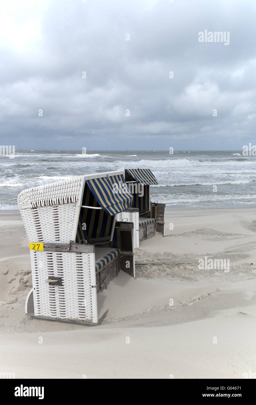 Spiaggia vuota sedie quando storm Foto Stock