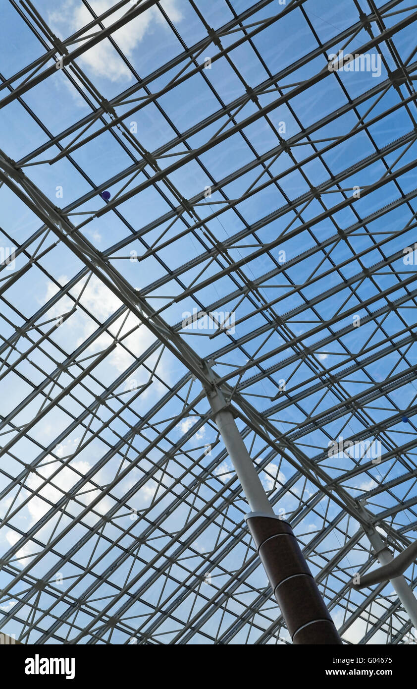 Tetto di vetro di un edificio moderno e cielo blu Foto Stock